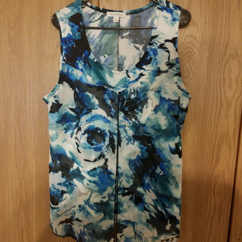Blue & white flower pattern top